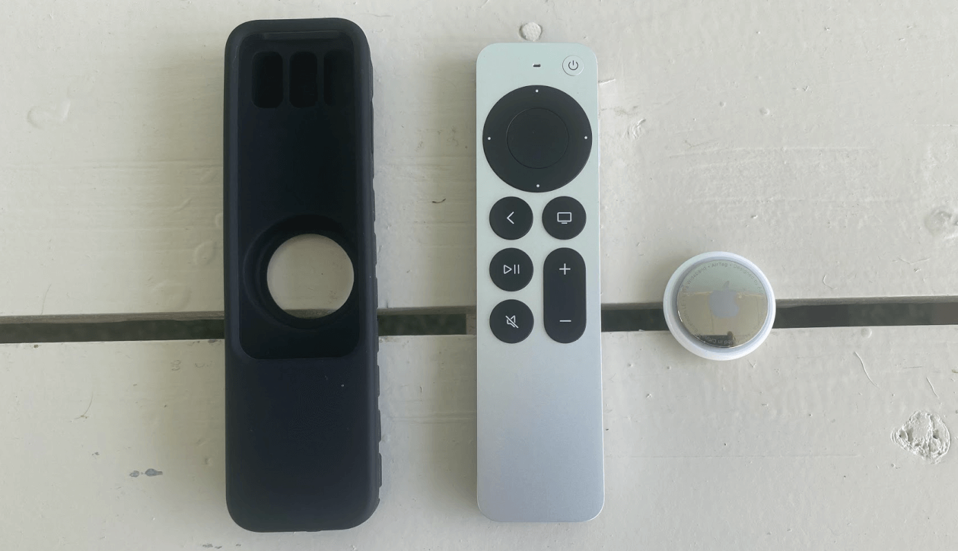 Apple TV本体とリモコンケースとAirTag
