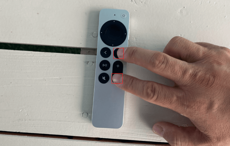 TV/コントロールセンターボタンと音量を下げるボタンを同時に押す