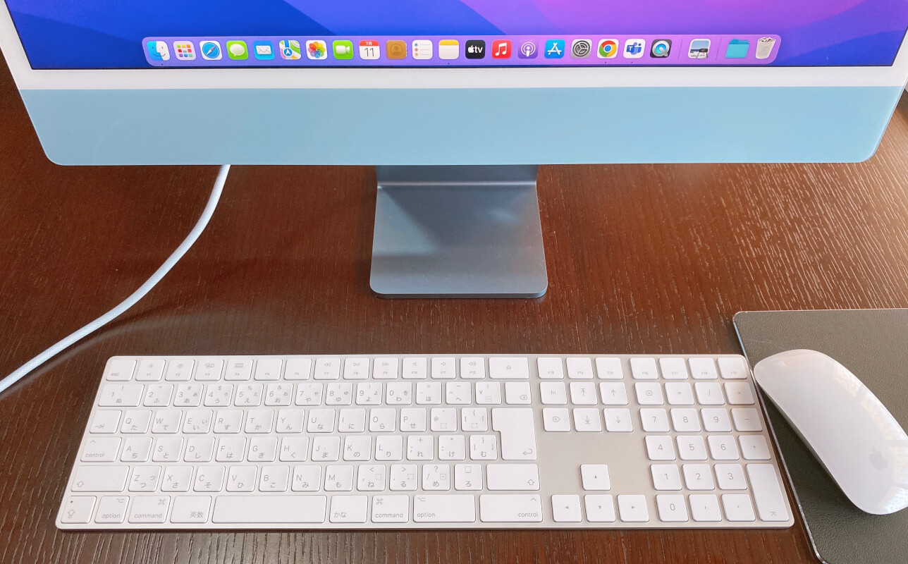 Macと白のMagic Keyboardを並べる